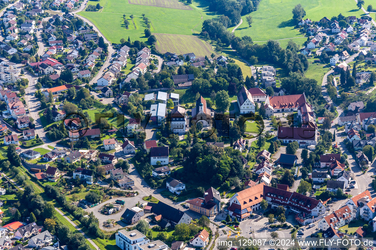 Vue aérienne de Saint Jean-Baptiste à le quartier Friesenhäusle in Baindt dans le département Bade-Wurtemberg, Allemagne