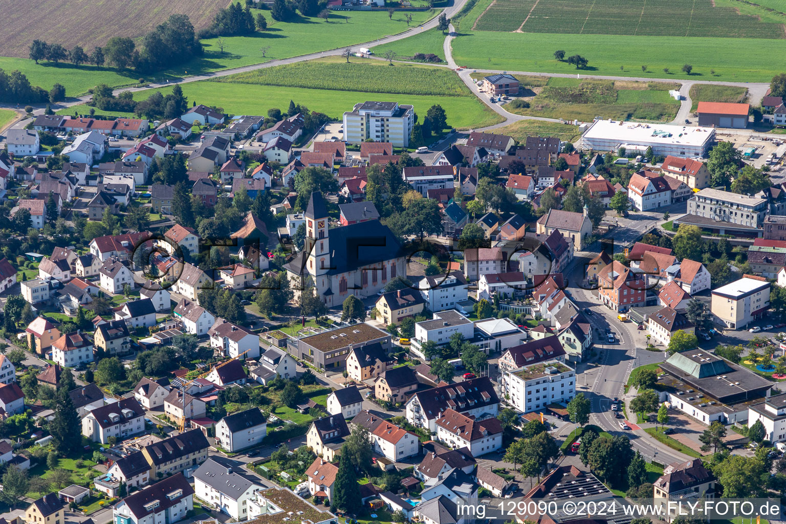 Vue aérienne de Bâtiment religieux au centre-ville à le quartier Trauben in Baienfurt dans le département Bade-Wurtemberg, Allemagne