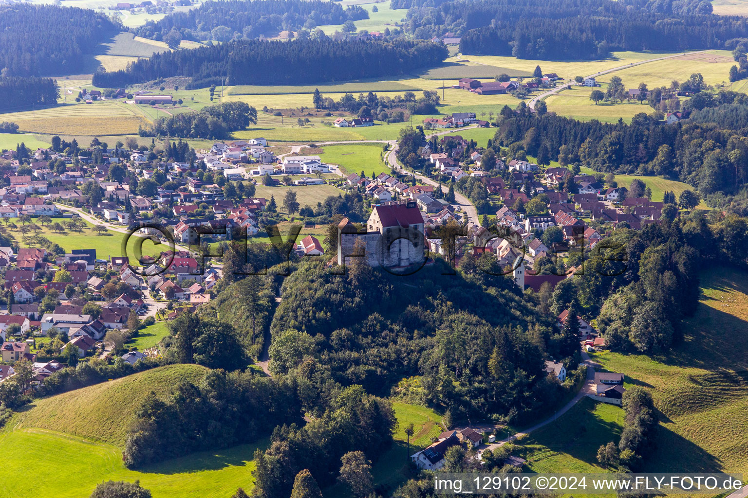 Vue aérienne de Murs de l'ensemble du château sur le plateau "Château Waldburg à le quartier Sieberatsreute in Waldburg dans le département Bade-Wurtemberg, Allemagne