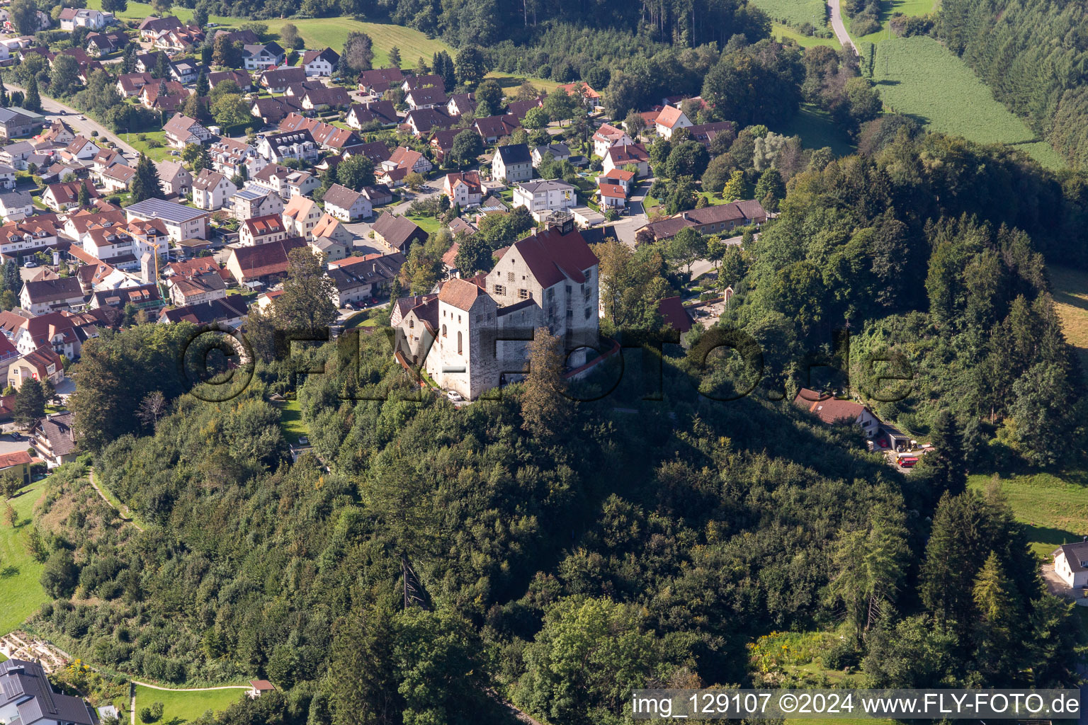 Vue aérienne de Murs de l'ensemble du château sur le plateau "Château Waldburg à Waldburg dans le département Bade-Wurtemberg, Allemagne