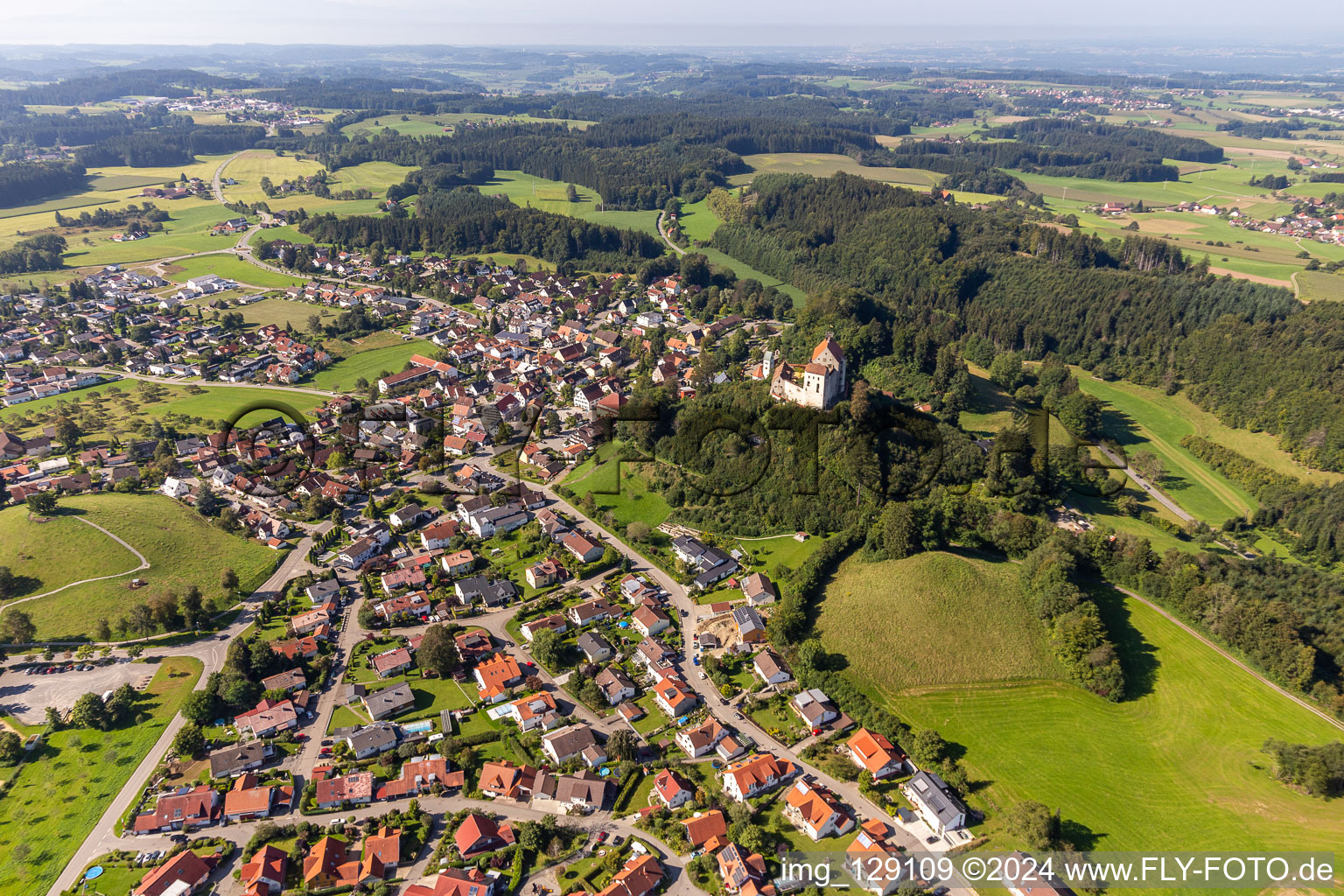 Vue aérienne de Murs de l'ensemble du château sur le plateau "Château Waldburg à Waldburg dans le département Bade-Wurtemberg, Allemagne