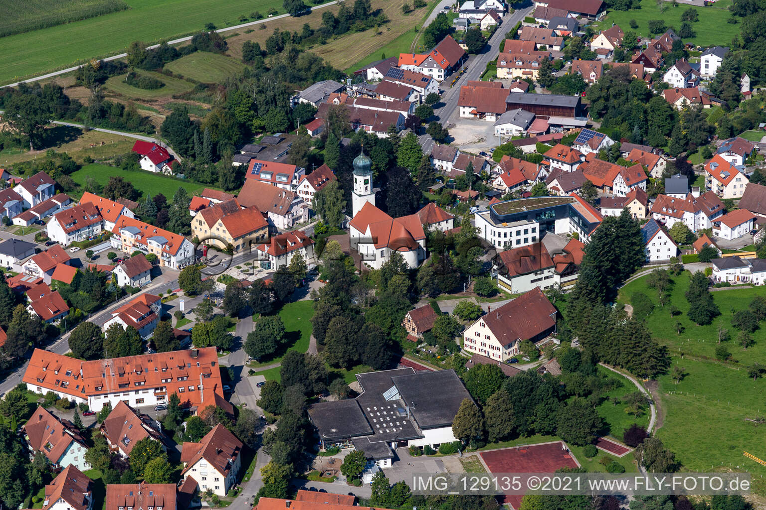 Vue aérienne de Église de pèlerinage Saint-Philippe et Jacques au centre-ville à Bergatreute dans le département Bade-Wurtemberg, Allemagne