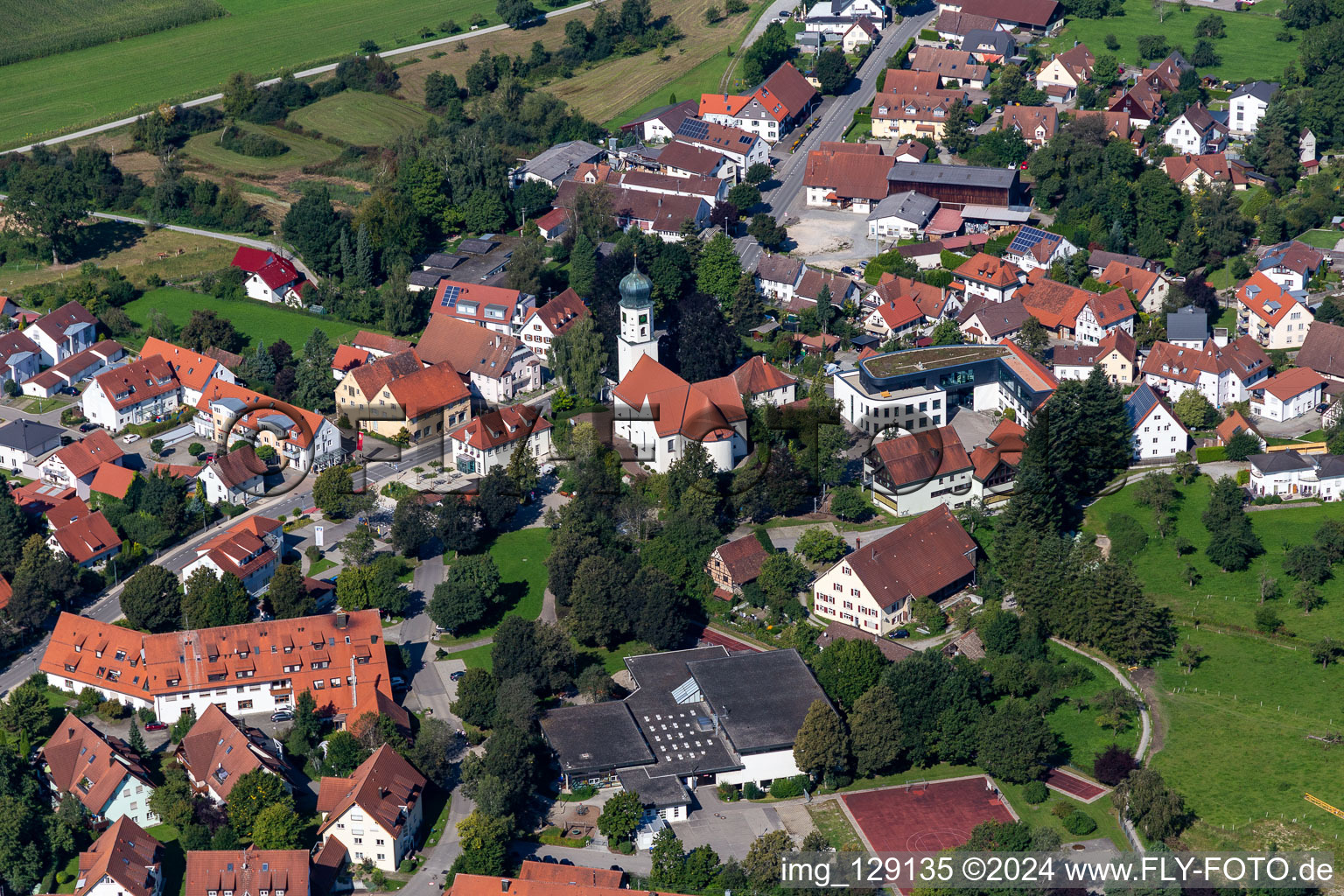 Vue aérienne de Église de pèlerinage Saint-Philippe et Jacques au centre-ville à Bergatreute dans le département Bade-Wurtemberg, Allemagne