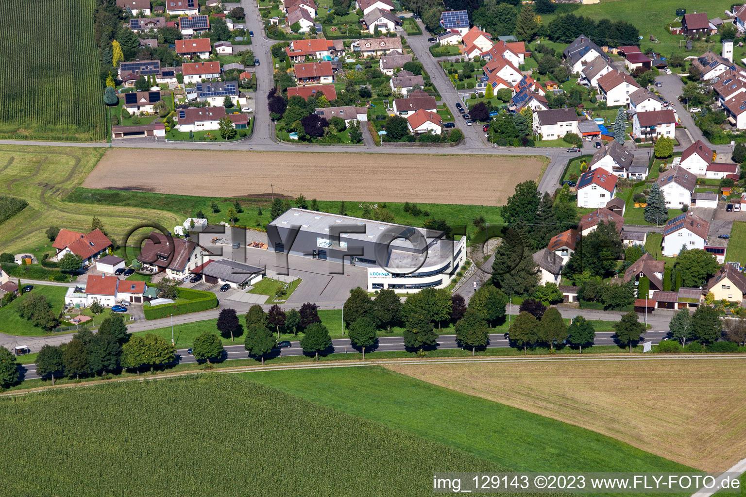 Vue aérienne de Locaux de l'entreprise Bohner Production GmbH avec halls, bâtiments d'entreprise et installations de production à le quartier Gaisbeuren in Bad Waldsee dans le département Bade-Wurtemberg, Allemagne