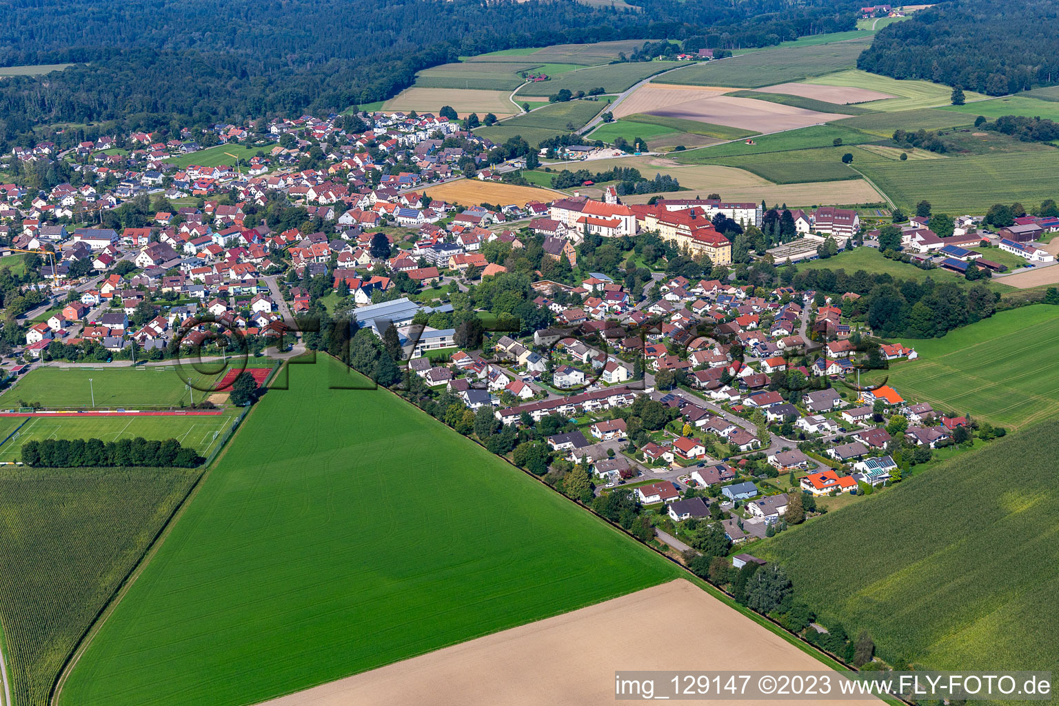 Vue aérienne de Vue de la commune en bordure des champs et zones agricoles en Reute à le quartier Reute in Bad Waldsee dans le département Bade-Wurtemberg, Allemagne
