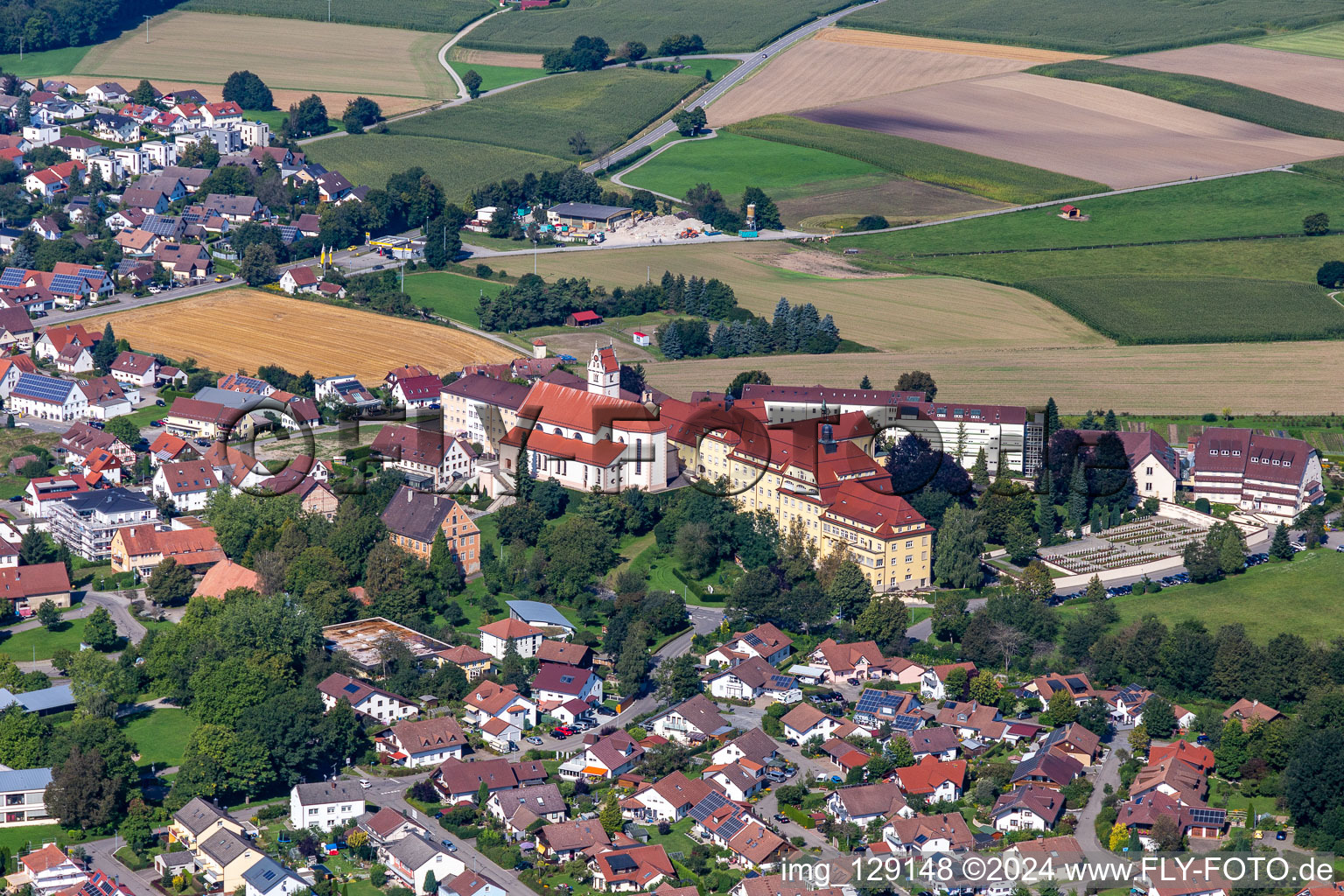 Vue aérienne de Ensemble immobilier du couvent franciscain de Reute à le quartier Reute in Bad Waldsee dans le département Bade-Wurtemberg, Allemagne