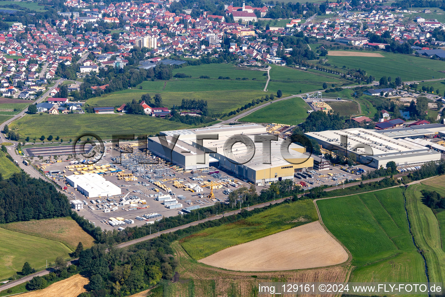 Sites de l'usine Liebherr-Mischtechnik GmbH à le quartier Kürnbach in Bad Schussenried dans le département Bade-Wurtemberg, Allemagne depuis l'avion