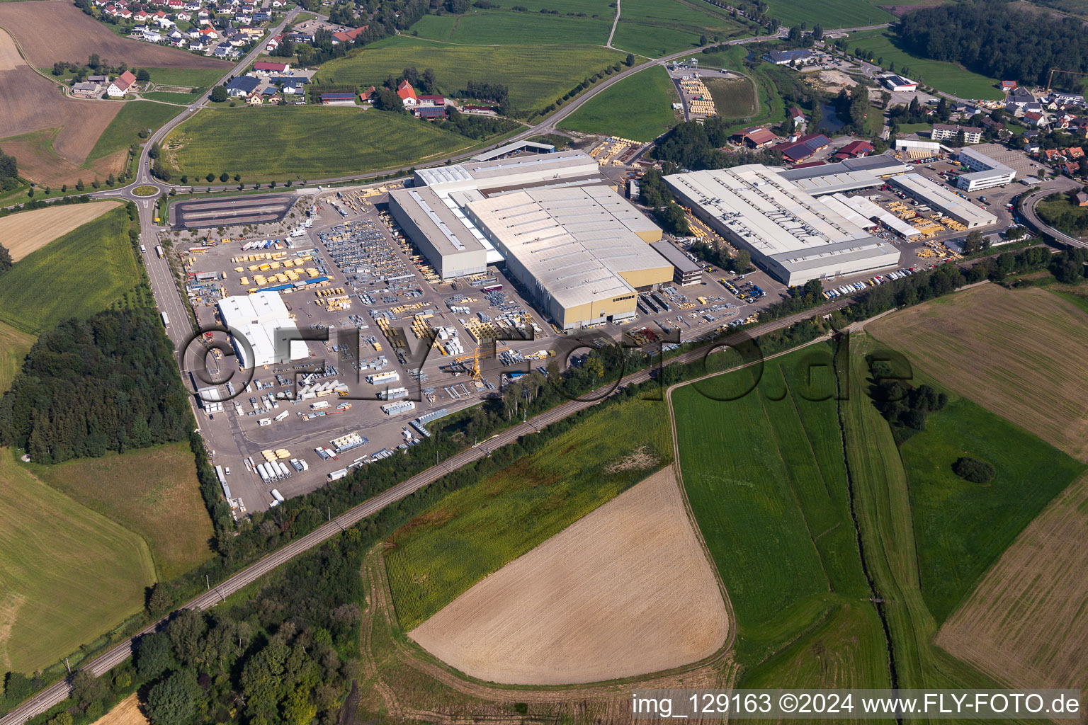 Vue d'oiseau de Sites de l'usine Liebherr-Mischtechnik GmbH à le quartier Kürnbach in Bad Schussenried dans le département Bade-Wurtemberg, Allemagne