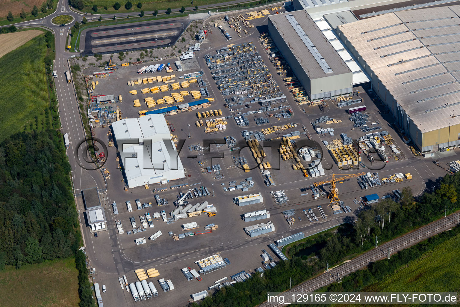 Sites de l'usine Liebherr-Mischtechnik GmbH à le quartier Kürnbach in Bad Schussenried dans le département Bade-Wurtemberg, Allemagne vue du ciel