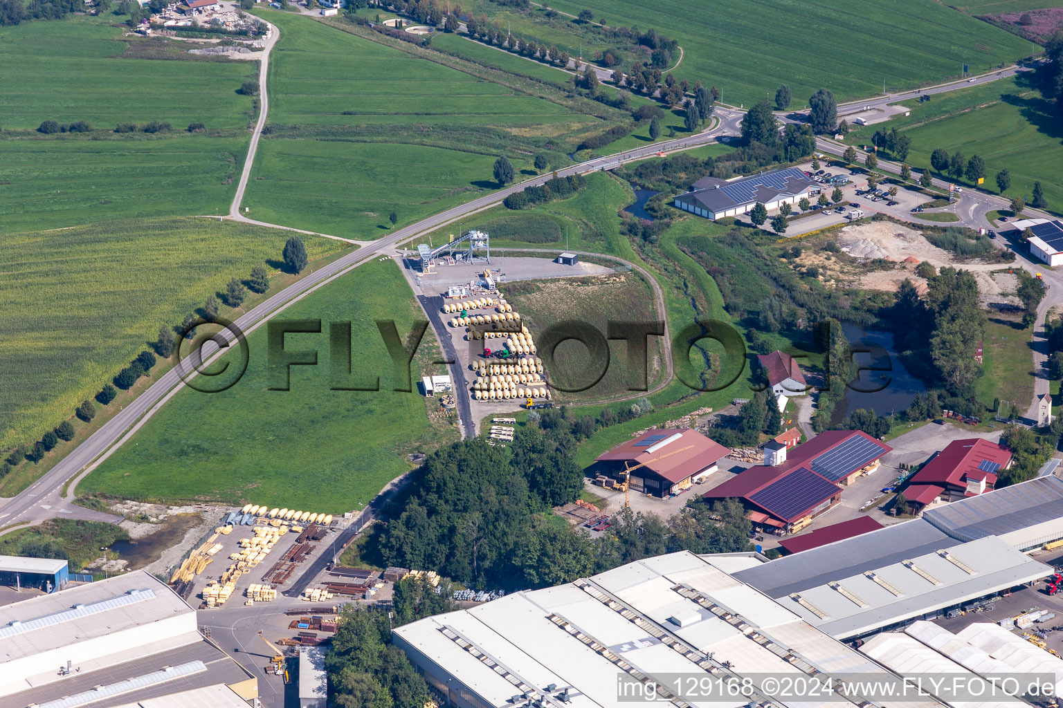 Sites de l'usine Liebherr-Mischtechnik GmbH à le quartier Kürnbach in Bad Schussenried dans le département Bade-Wurtemberg, Allemagne du point de vue du drone