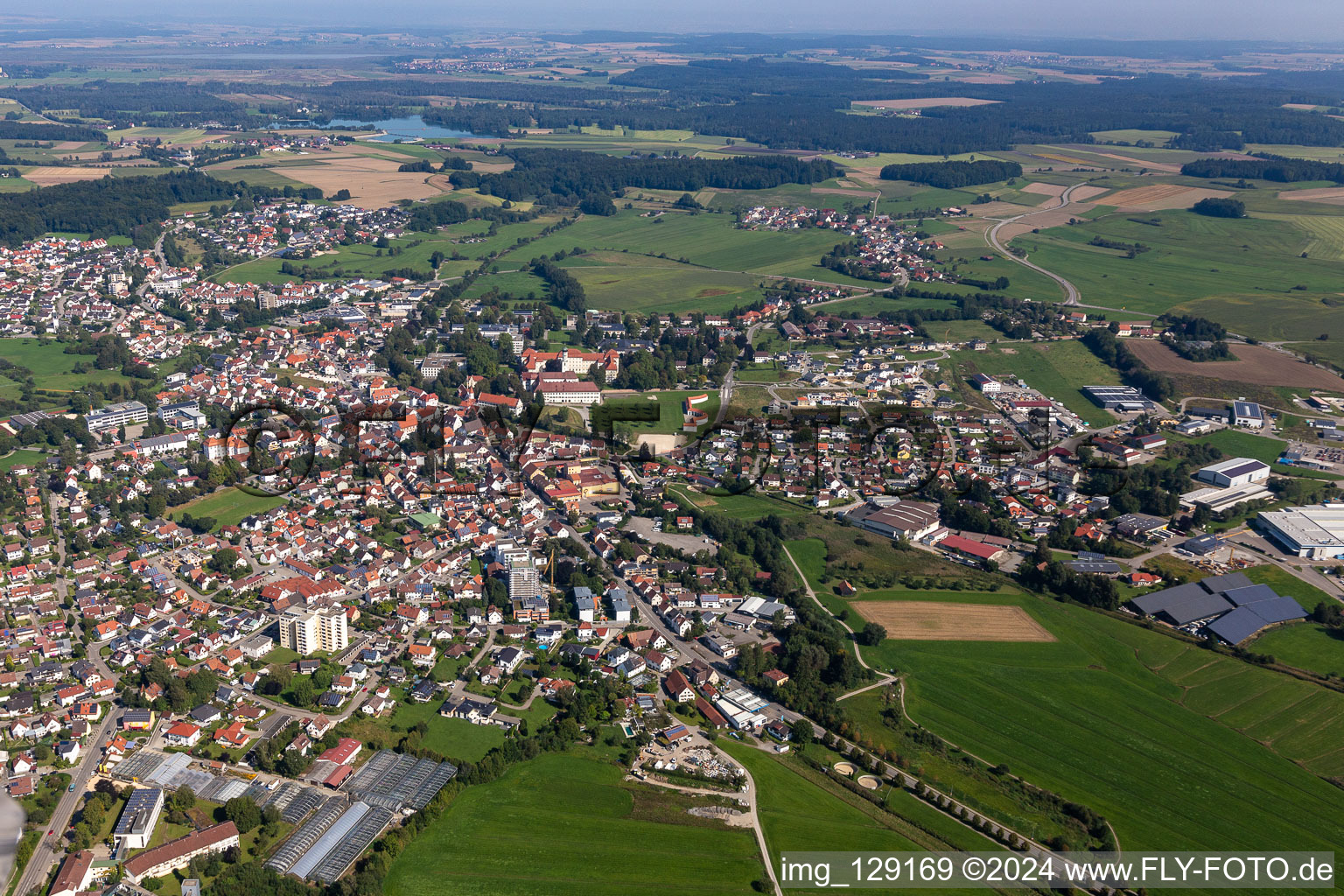 Vue aérienne de Bahnhofstr. à le quartier Zellerhof in Bad Schussenried dans le département Bade-Wurtemberg, Allemagne