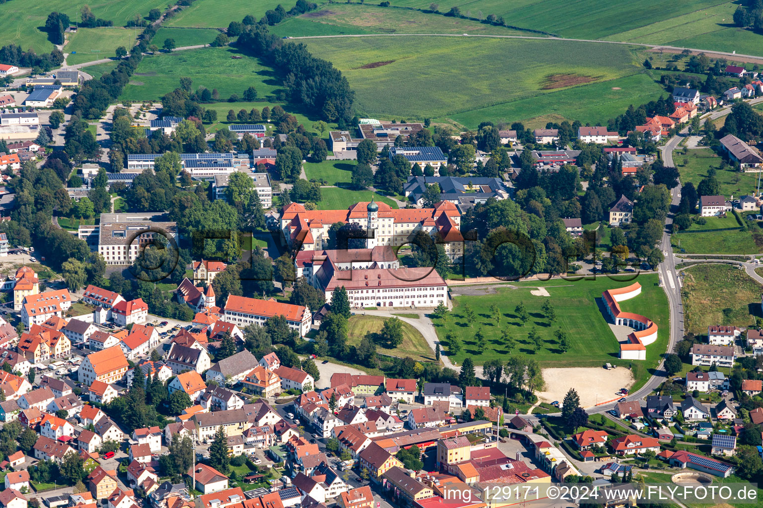 Vue oblique de Complexe de bâtiments monastiques à le quartier Roppertsweiler in Bad Schussenried dans le département Bade-Wurtemberg, Allemagne