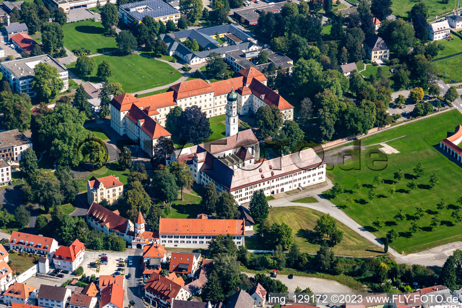 Complexe de bâtiments monastiques à le quartier Roppertsweiler in Bad Schussenried dans le département Bade-Wurtemberg, Allemagne d'en haut