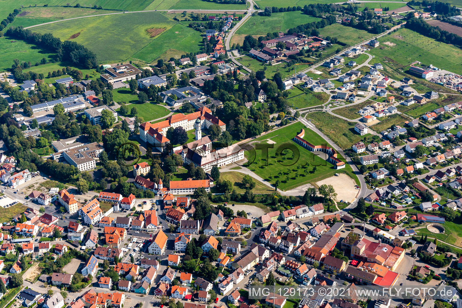 Vue aérienne de Monastère de Schussenried. Saint Magnus à le quartier Roppertsweiler in Bad Schussenried dans le département Bade-Wurtemberg, Allemagne