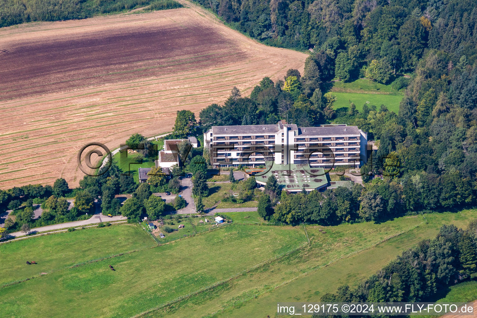 Vue aérienne de Terrain de clinique abandonné et vide de l'ancien hôpital Waldklinik à le quartier Zellerhof in Bad Schussenried dans le département Bade-Wurtemberg, Allemagne