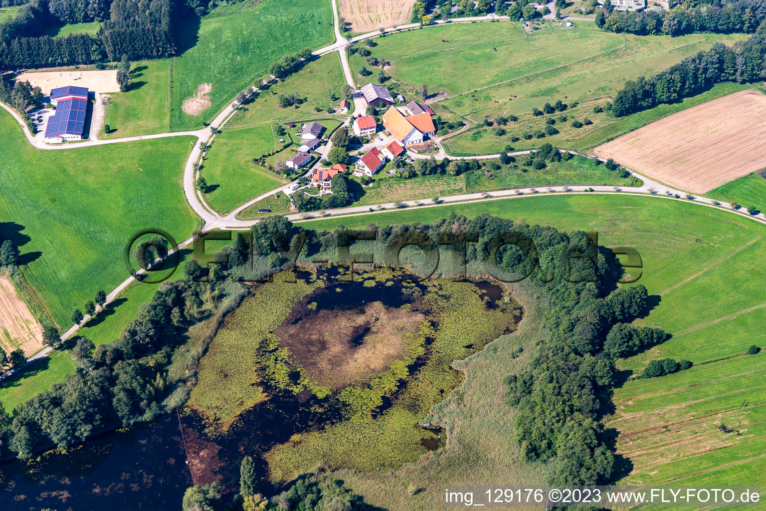 Vue aérienne de Zellersee et Zellerhof à le quartier Zellerhof in Bad Schussenried dans le département Bade-Wurtemberg, Allemagne