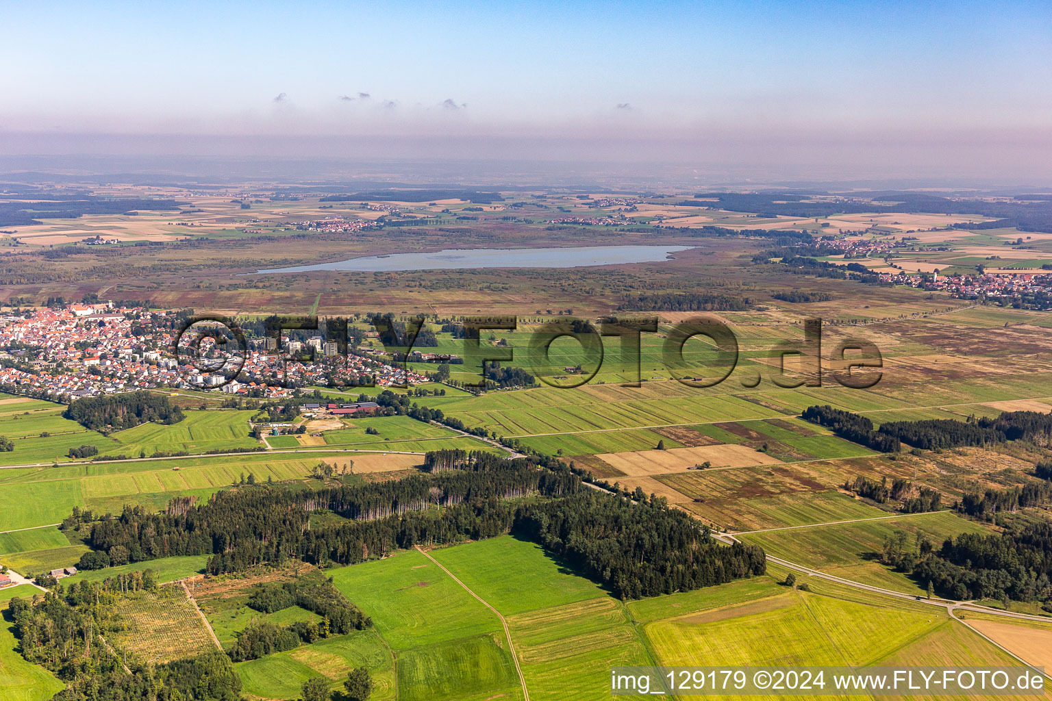 Vue aérienne de Lac Feder à Bad Buchau dans le département Bade-Wurtemberg, Allemagne