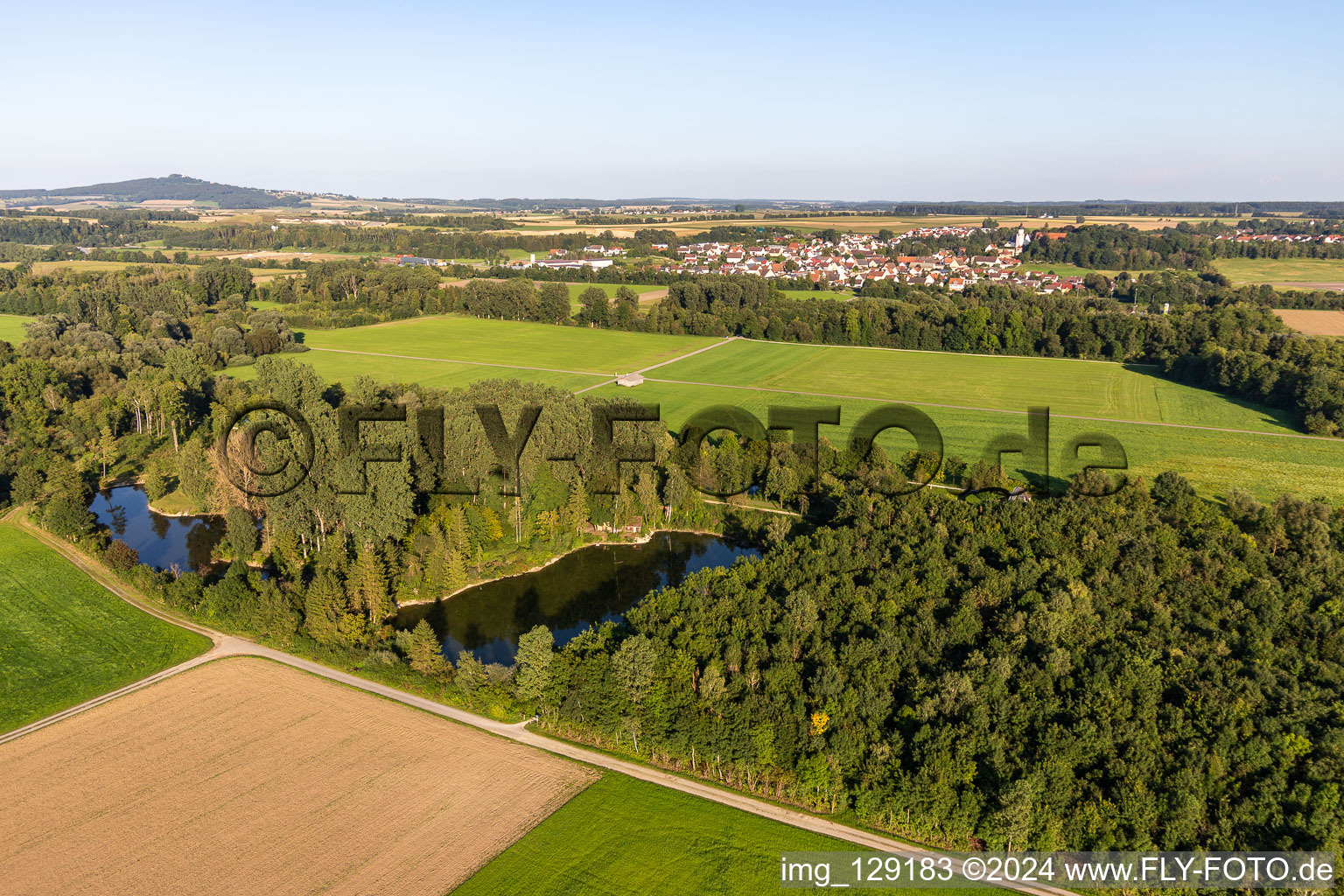 Vue aérienne de Étang sur le Schwarzach à le quartier Neufra in Riedlingen dans le département Bade-Wurtemberg, Allemagne