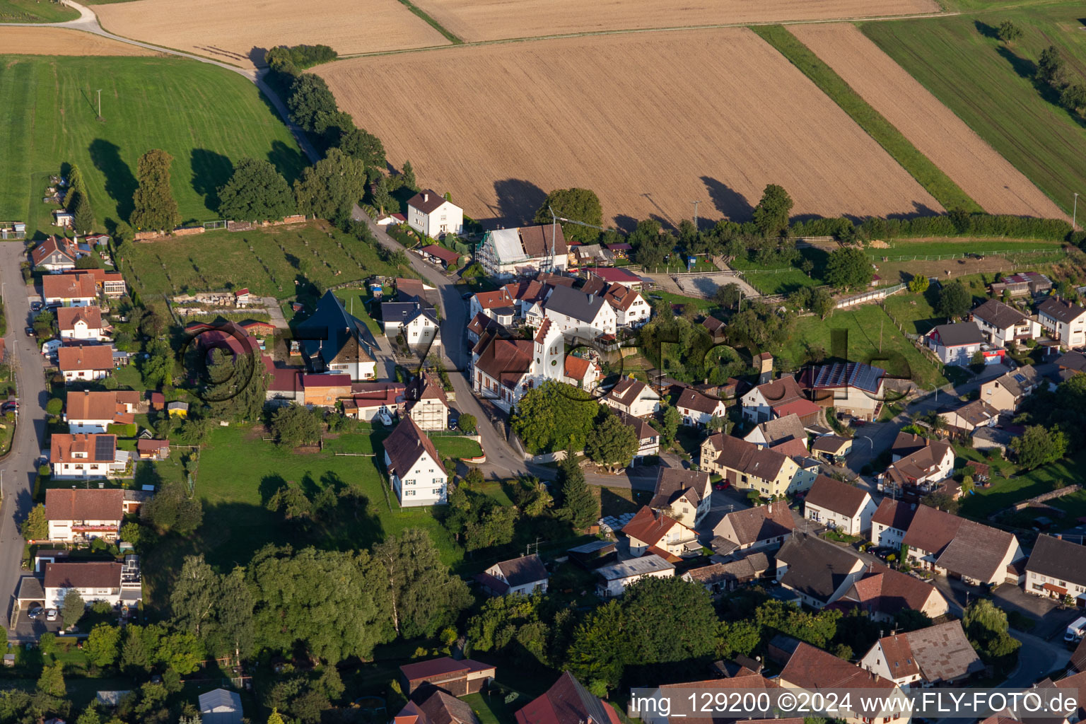 Vue aérienne de Église Saint-Pierre et Paul à le quartier Heudorf in Scheer dans le département Bade-Wurtemberg, Allemagne