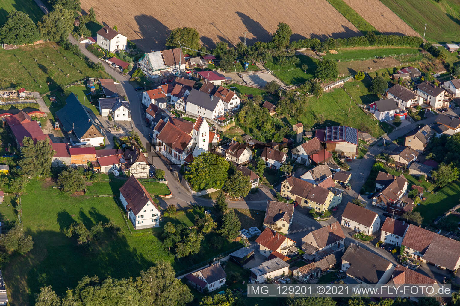 Vue aérienne de Église Saint-Pierre et Paul à Scheer dans le département Bade-Wurtemberg, Allemagne
