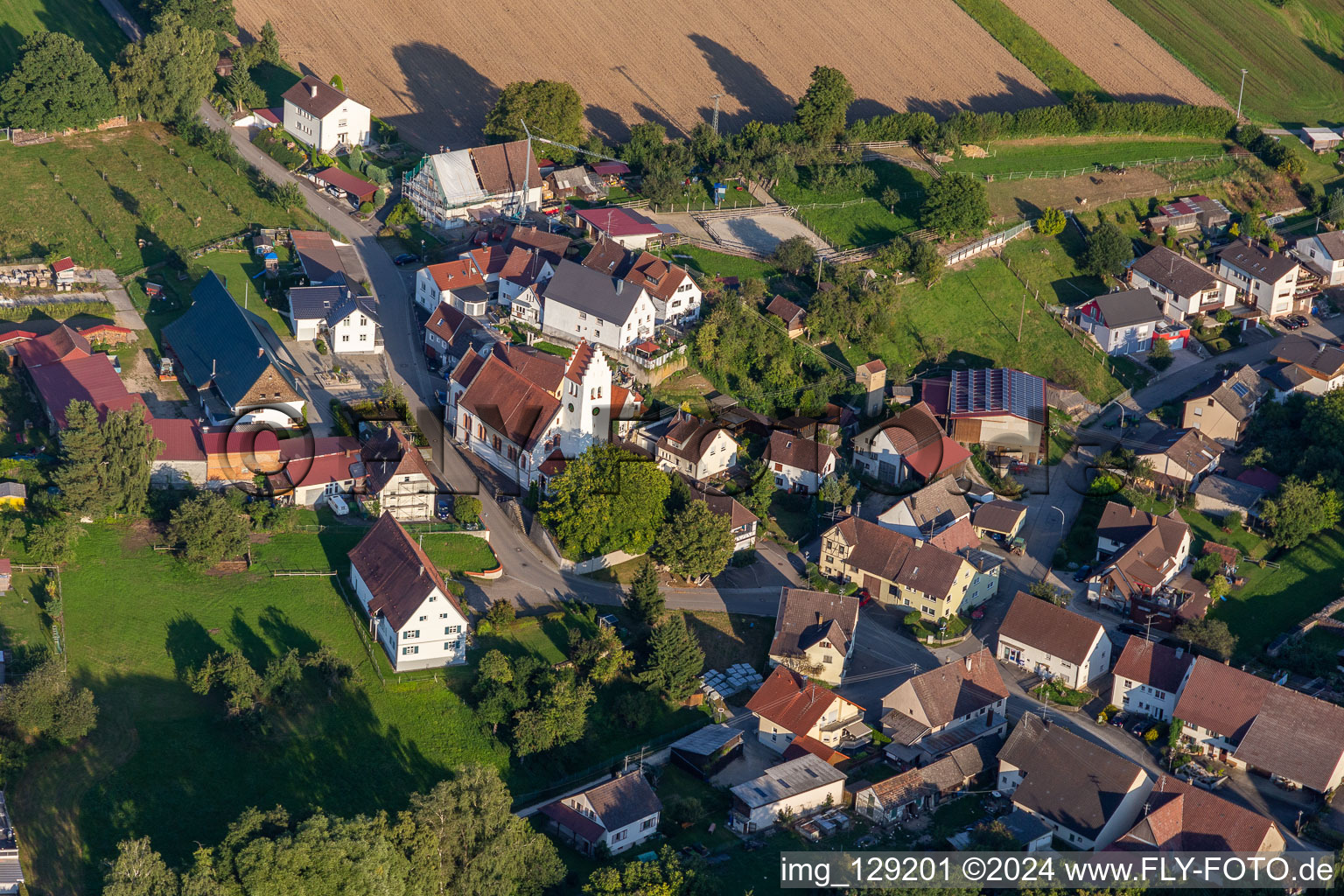 Vue aérienne de Église Saint-Pierre et Paul à le quartier Heudorf in Scheer dans le département Bade-Wurtemberg, Allemagne