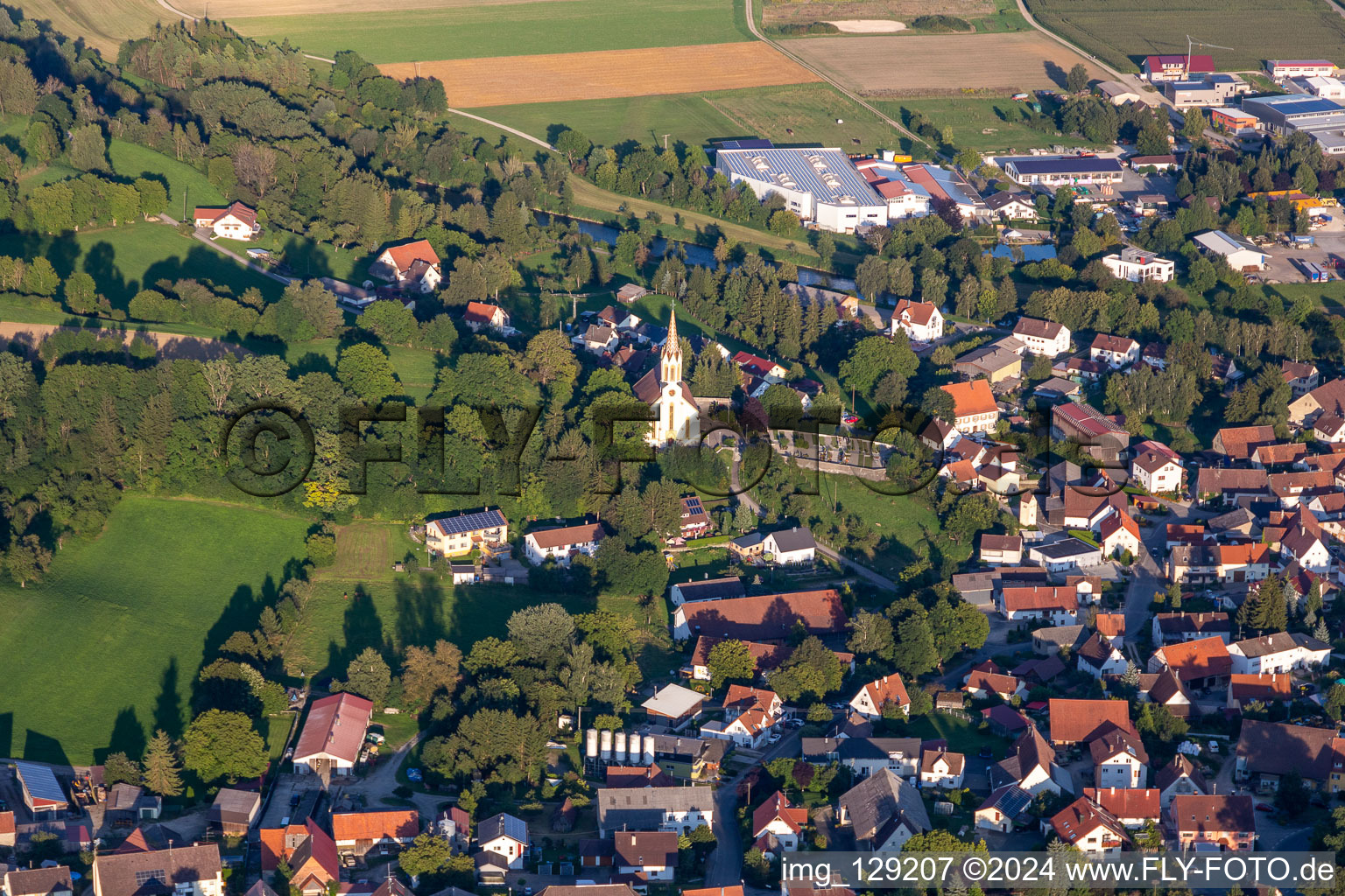 Vue aérienne de Église paroissiale de Saint-Lambert Binzwangen à le quartier Binzwangen in Ertingen dans le département Bade-Wurtemberg, Allemagne