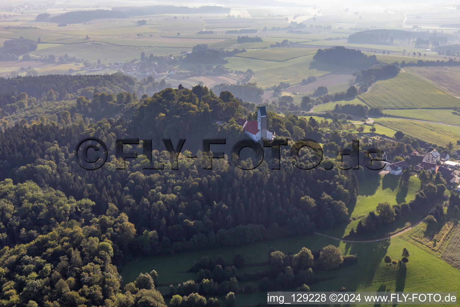 Vue aérienne de St. Johannes Baptist sur le Bussen, montagne sacrée de Haute Souabe à Uttenweiler dans le département Bade-Wurtemberg, Allemagne