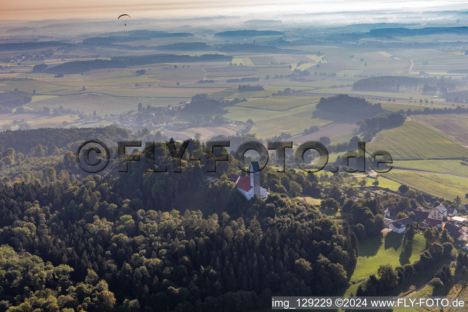 Vue aérienne de Bus du sommet avec église de pèlerinage à le quartier Offingen in Uttenweiler dans le département Bade-Wurtemberg, Allemagne