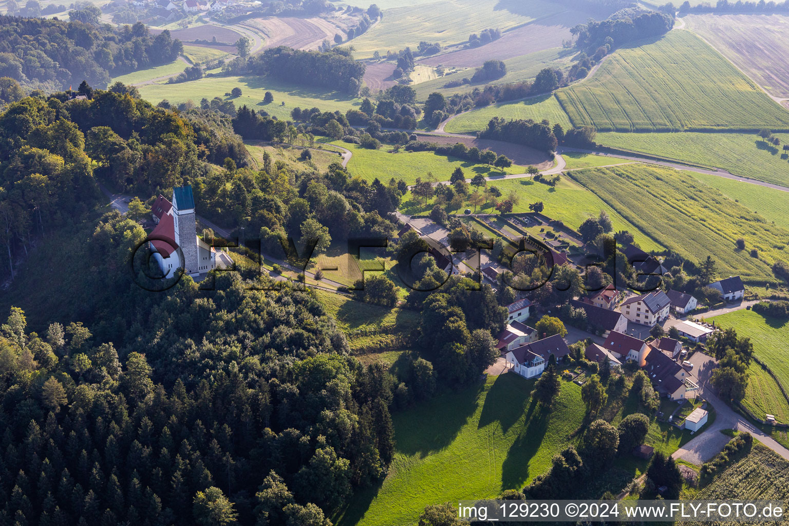 Vue aérienne de Saint Jean-Baptiste sur le Bussen, montagne sacrée de Haute Souabe à le quartier Offingen in Uttenweiler dans le département Bade-Wurtemberg, Allemagne