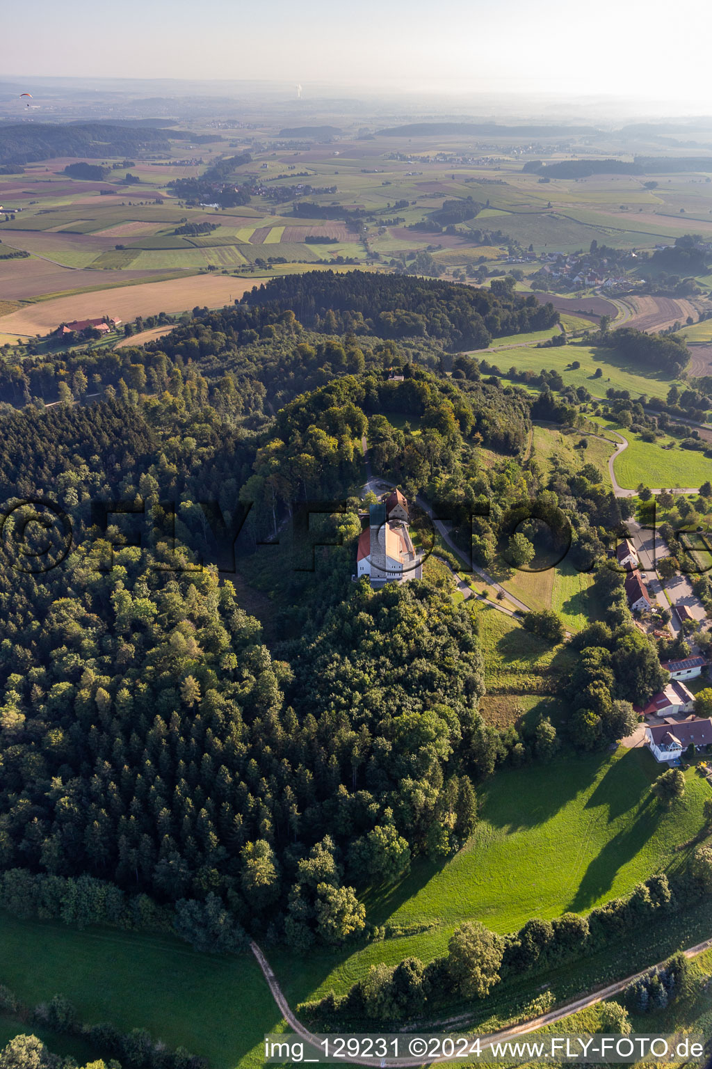 Photographie aérienne de Saint Jean-Baptiste sur le Bussen, montagne sacrée de Haute Souabe à le quartier Offingen in Uttenweiler dans le département Bade-Wurtemberg, Allemagne