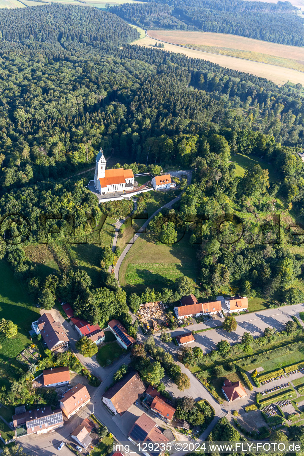 Vue oblique de Saint Jean-Baptiste sur le Bussen, montagne sacrée de Haute Souabe à le quartier Offingen in Uttenweiler dans le département Bade-Wurtemberg, Allemagne