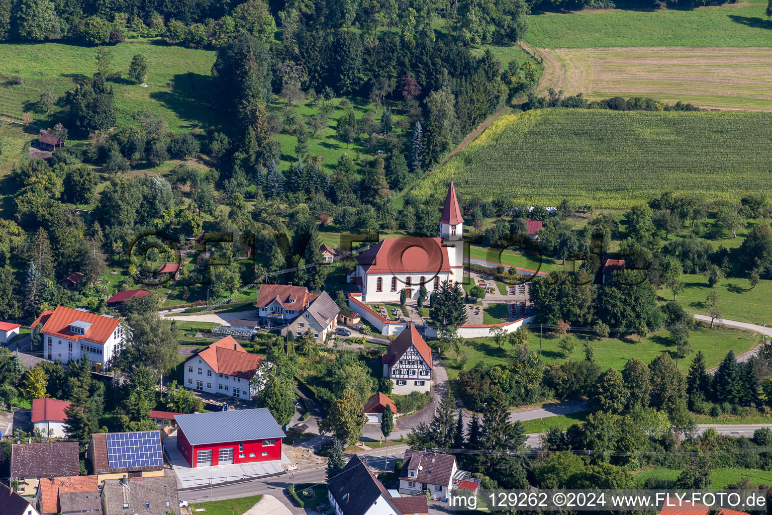 Vue aérienne de Église protestante à le quartier Pflummern in Riedlingen dans le département Bade-Wurtemberg, Allemagne