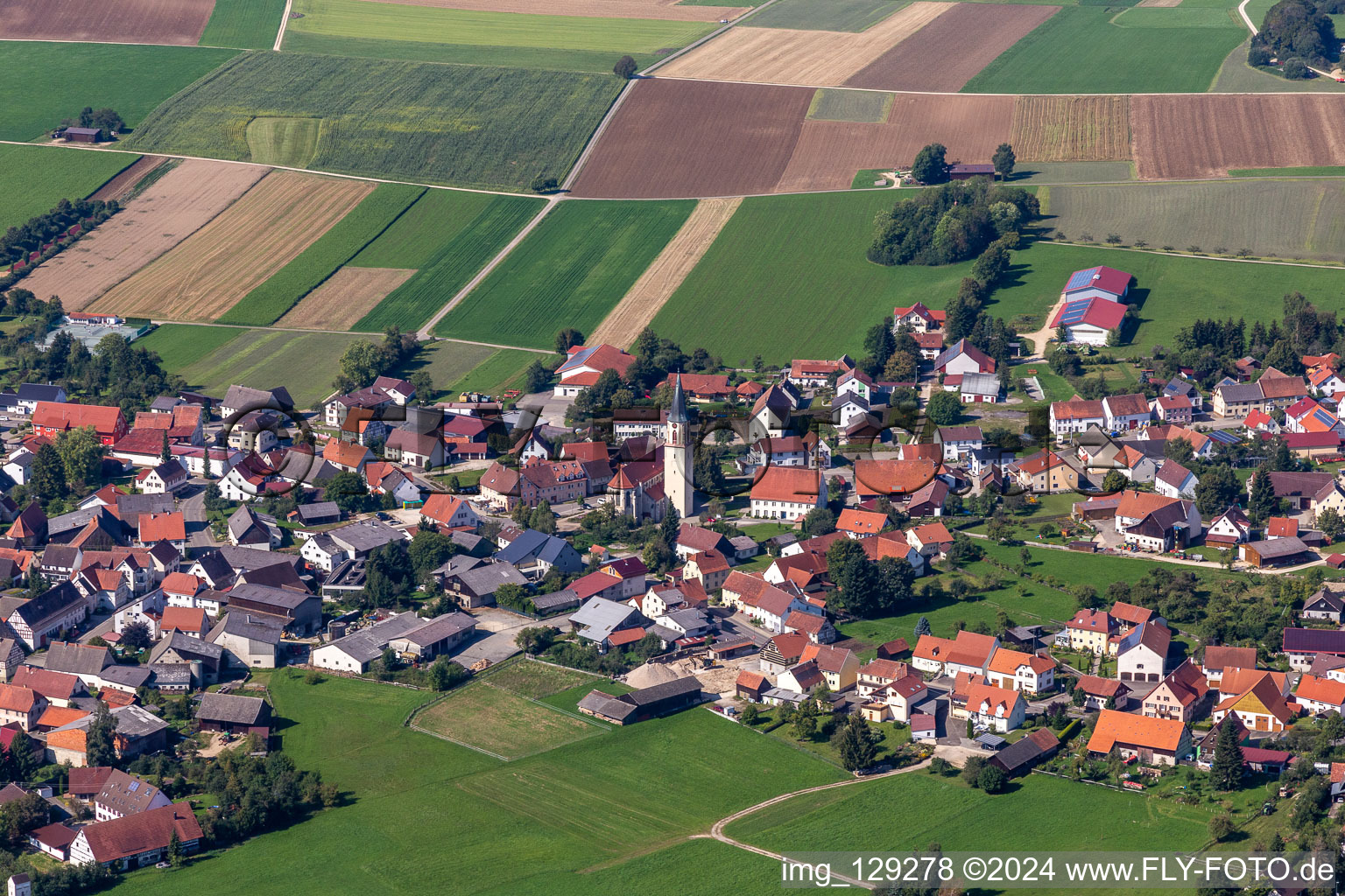 Vue aérienne de Saint-Martin à le quartier Inneringen in Hettingen dans le département Bade-Wurtemberg, Allemagne