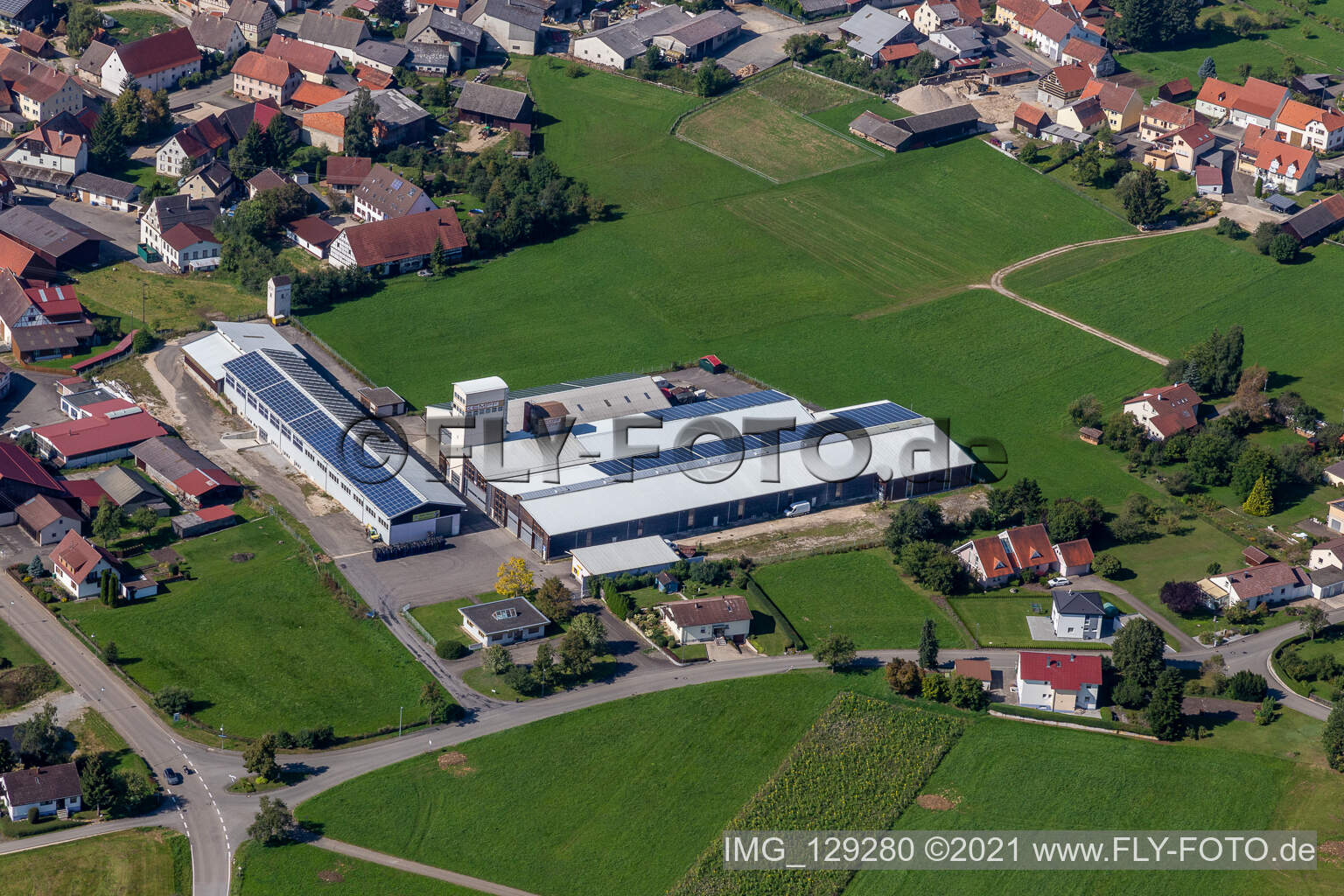 Vue aérienne de Locaux de l'entreprise Steinbart Reifen-Export avec halls, bâtiments d'entreprise et installations de production à Inneringen à Hettingen dans le département Bade-Wurtemberg, Allemagne