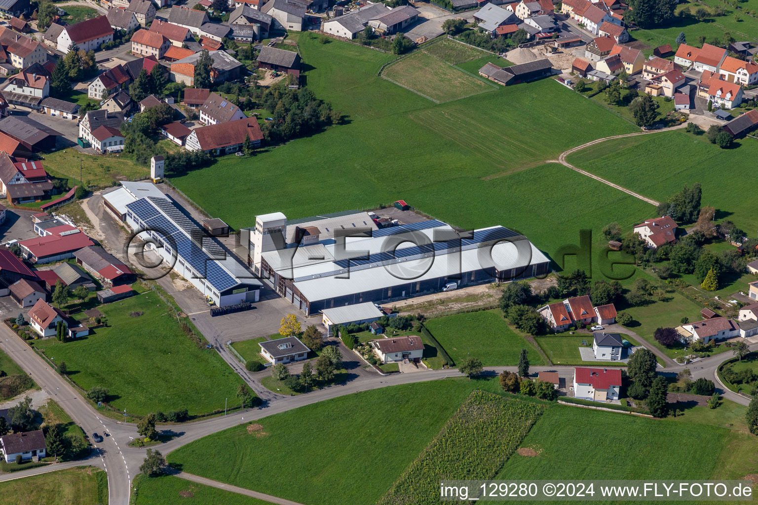 Vue aérienne de Locaux de l'entreprise Steinbart Reifen-Export avec halls, bâtiments d'entreprise et installations de production en Inneringen à le quartier Inneringen in Hettingen dans le département Bade-Wurtemberg, Allemagne