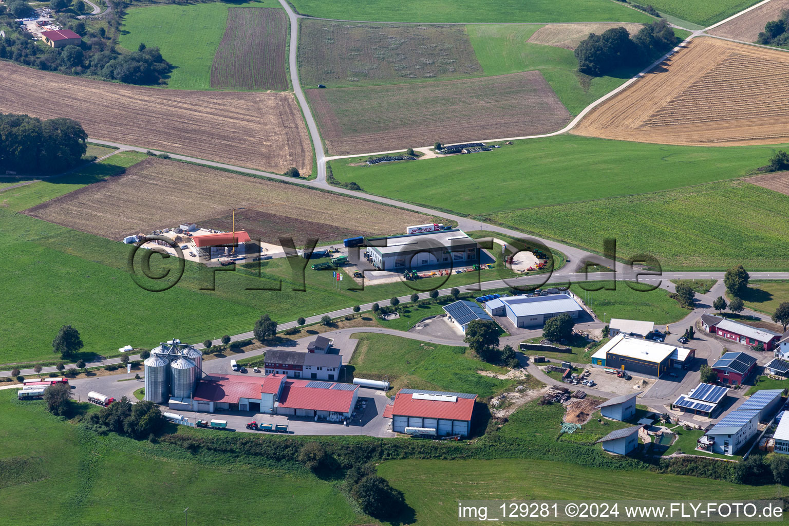 Vue aérienne de Silos hauts et stockage d'aliments avec entrepôts adjacents de Stauß Landhandel GmbH en Inneringen à le quartier Inneringen in Hettingen dans le département Bade-Wurtemberg, Allemagne