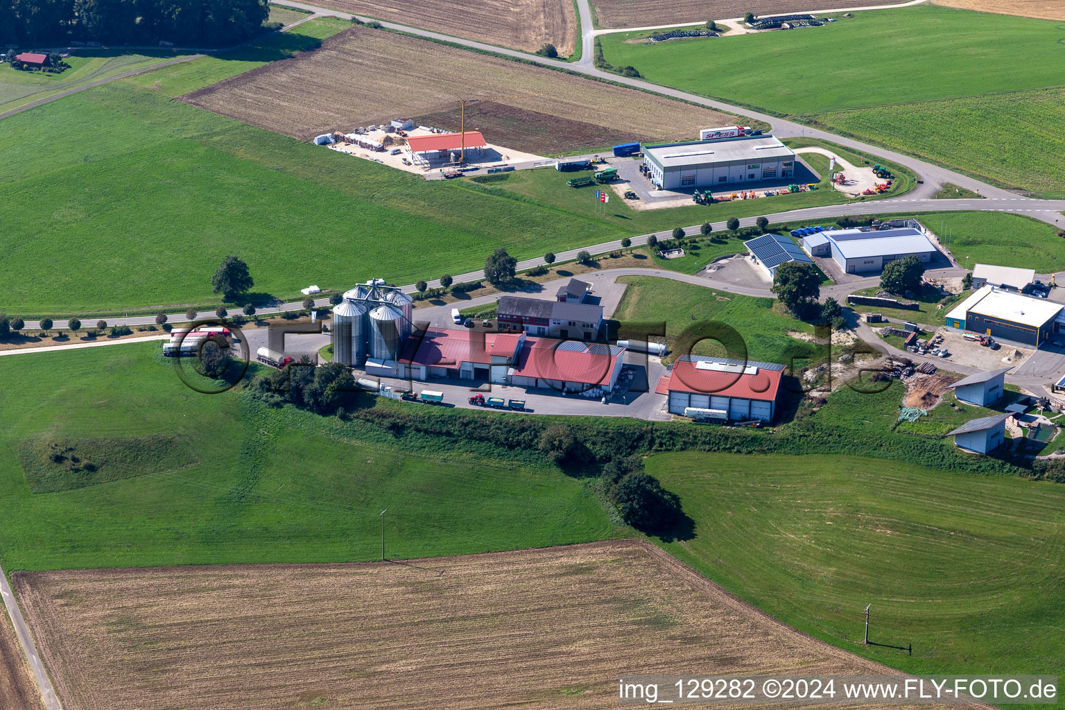 Vue aérienne de Stauß Landhandel GmbH à le quartier Inneringen in Hettingen dans le département Bade-Wurtemberg, Allemagne