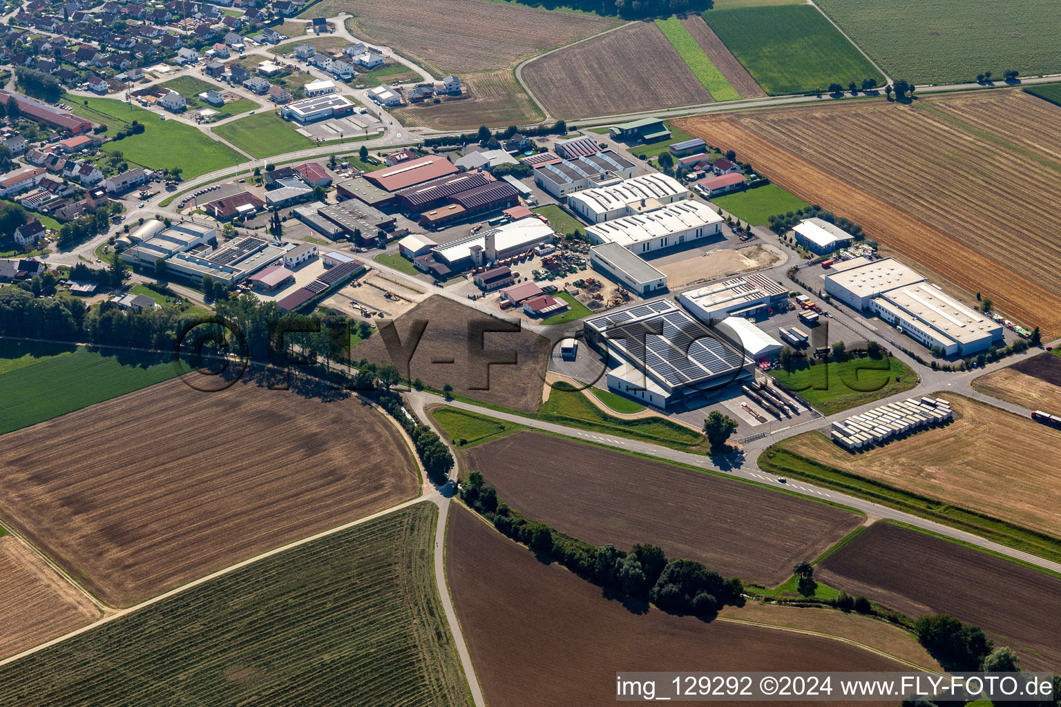 Vue aérienne de Zone industrielle et commerciale avec le siège de Striebel Textil GmbH à Langenenslingen dans le département Bade-Wurtemberg, Allemagne