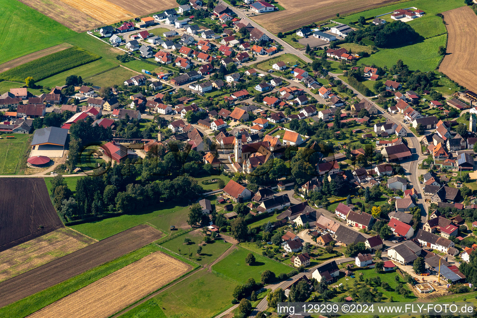 Vue aérienne de Église paroissiale de Saint-Jean Népomucène à le quartier Wilflingen in Langenenslingen dans le département Bade-Wurtemberg, Allemagne