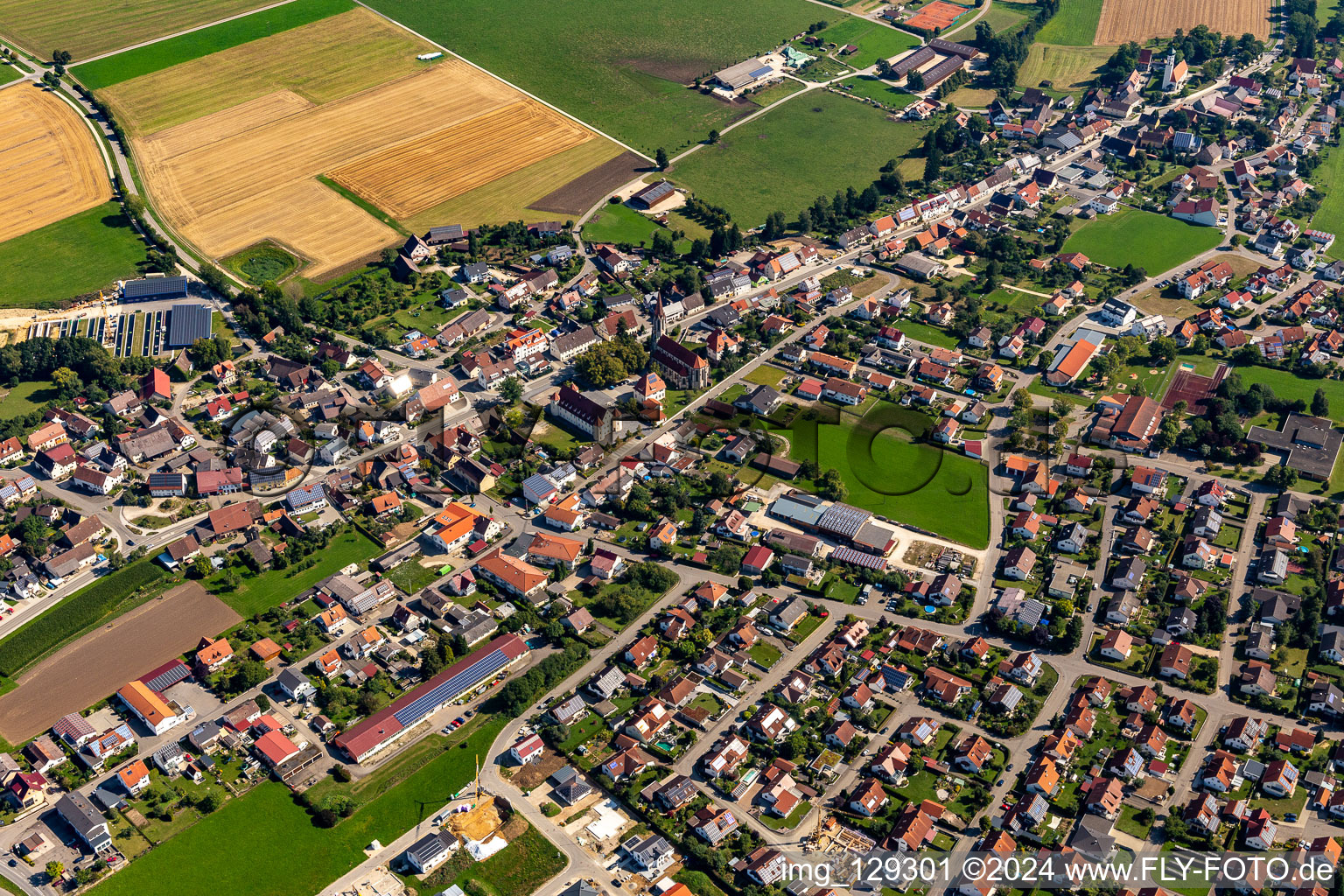 Vue aérienne de Vue des rues et des maisons des quartiers résidentiels à Langenenslingen dans le département Bade-Wurtemberg, Allemagne