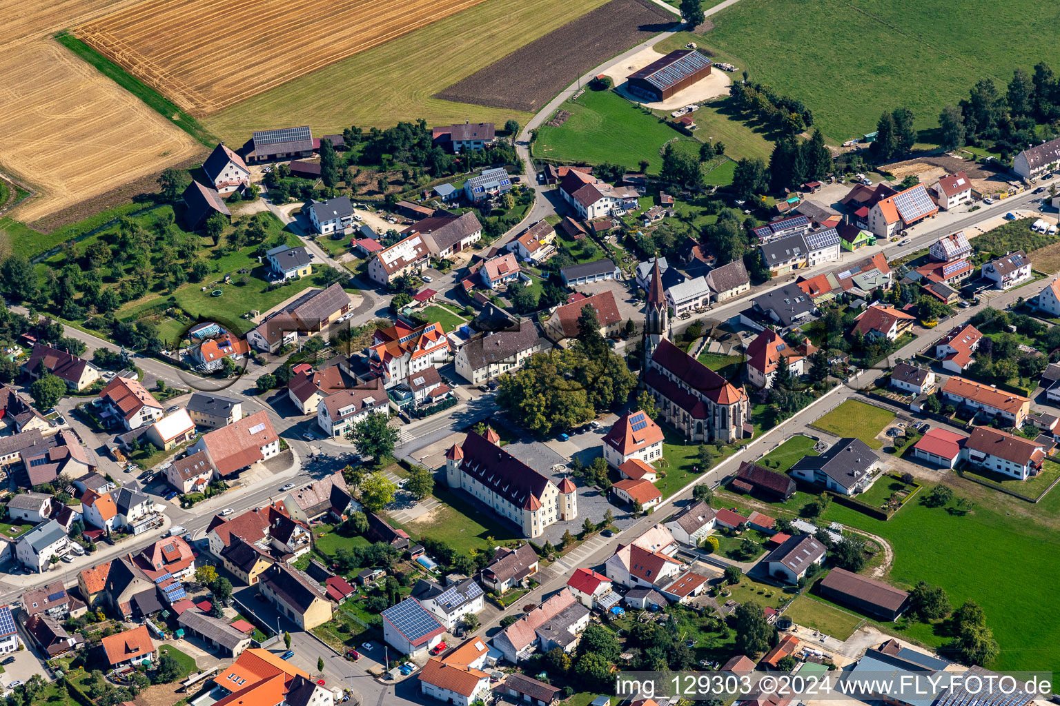 Vue aérienne de Avec hôtel de ville et église Saint-Conrad à Langenenslingen dans le département Bade-Wurtemberg, Allemagne