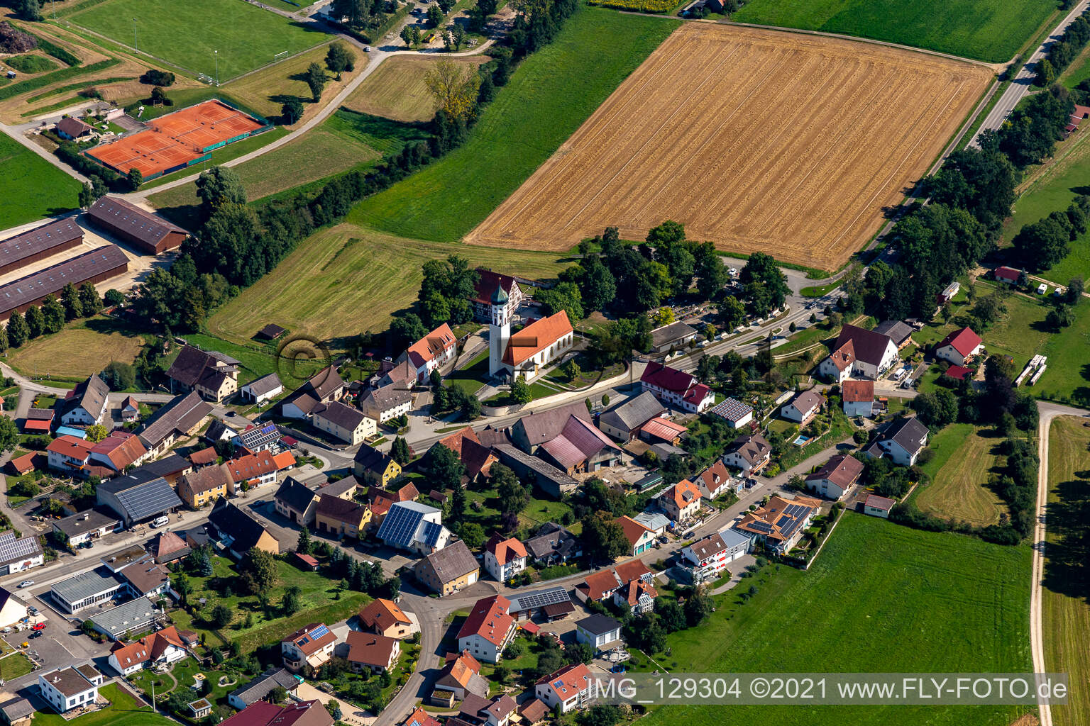 Vue aérienne de Eglise mauricienne au centre ville à Langenenslingen dans le département Bade-Wurtemberg, Allemagne