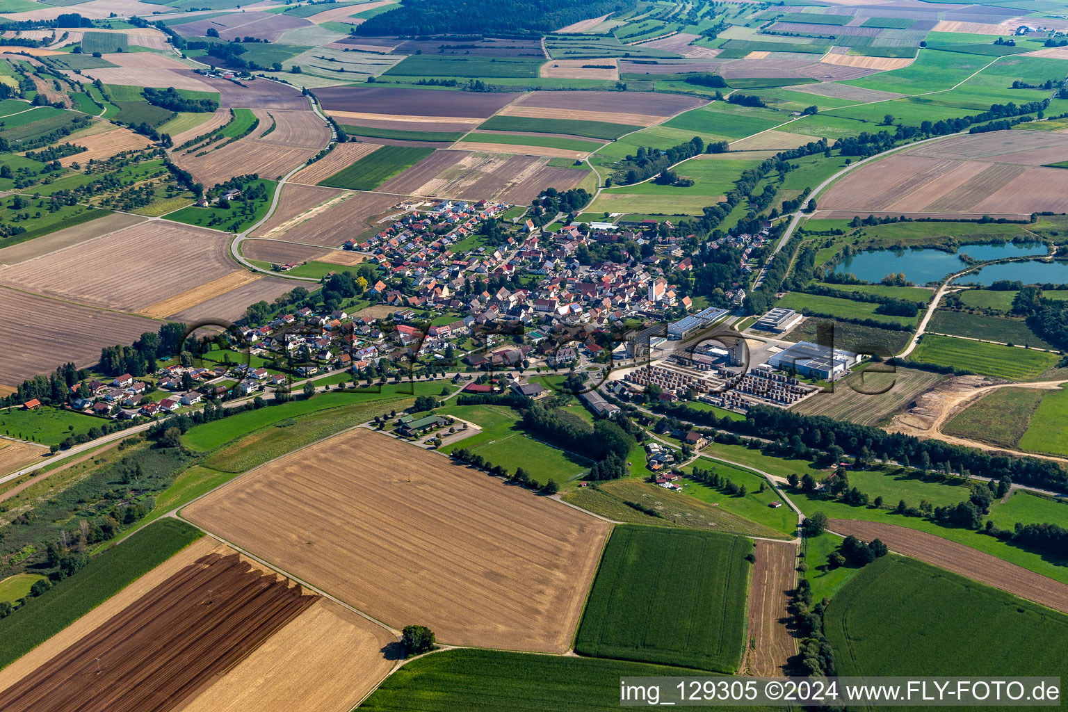 Vue aérienne de Vue de la commune en bordure des champs et zones agricoles en Andelfingen à le quartier Andelfingen in Langenenslingen dans le département Bade-Wurtemberg, Allemagne