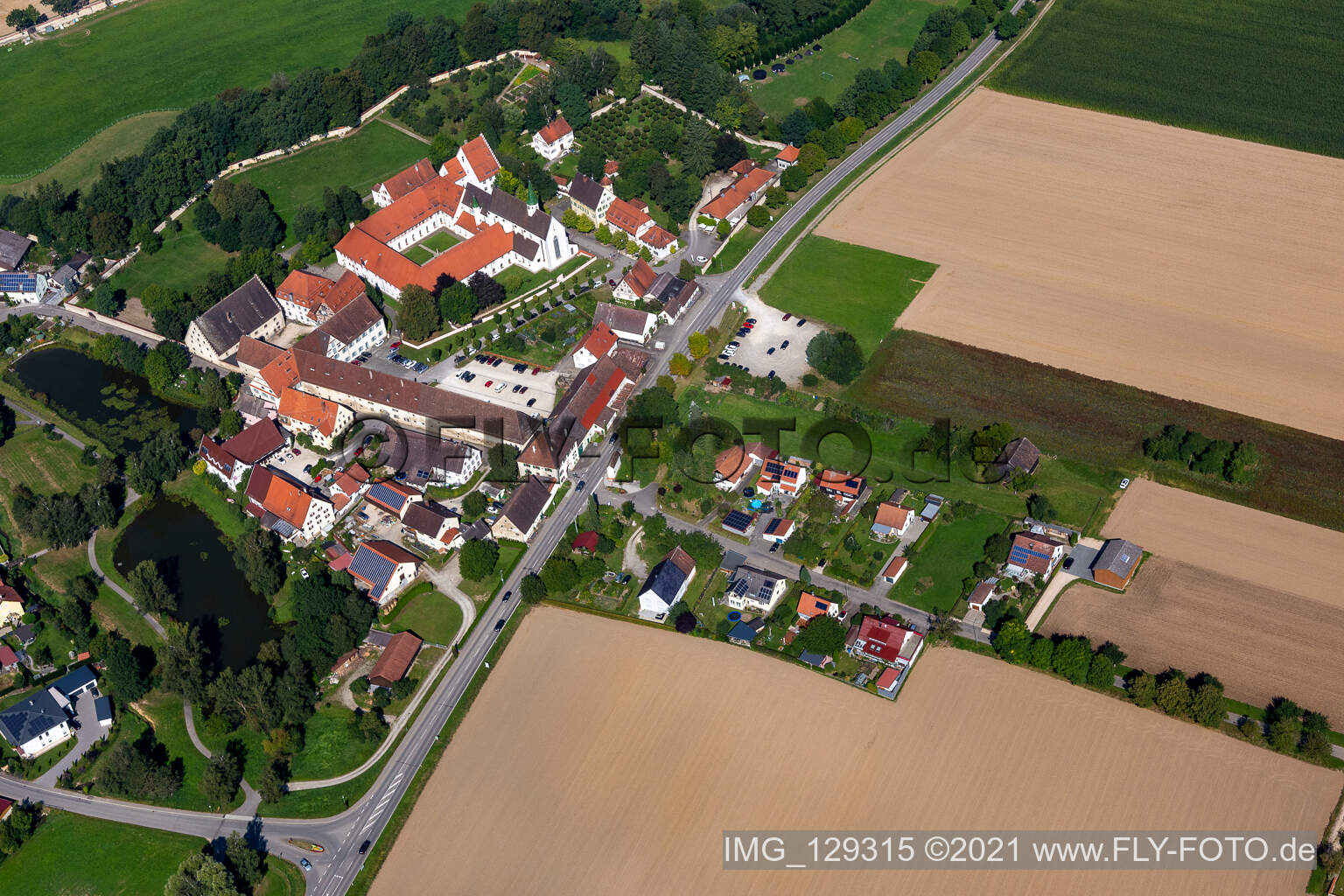 Vue aérienne de Cathédrale Sainte-Anne, centre de conférence du monastère de Heiligkreuztal à Altheim dans le département Bade-Wurtemberg, Allemagne