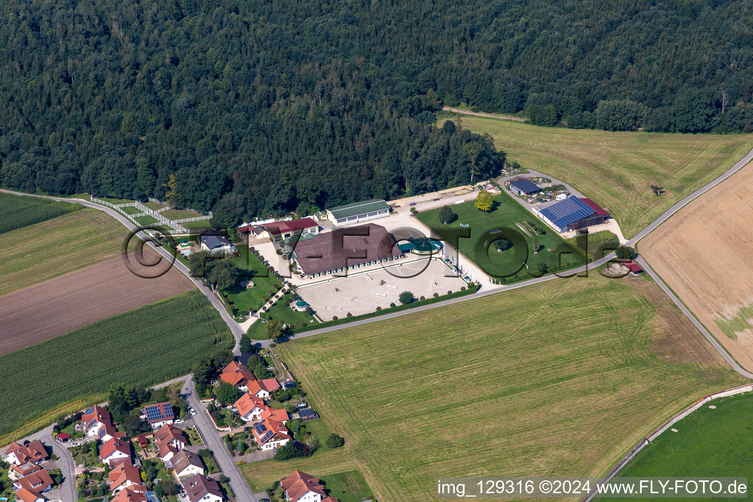 Vue aérienne de Centre équestre - centre équestre - écurie de la MSM Marschall Sportpferde Management GmbH en Heiligkreuztal à le quartier Heiligkreuztal in Altheim dans le département Bade-Wurtemberg, Allemagne