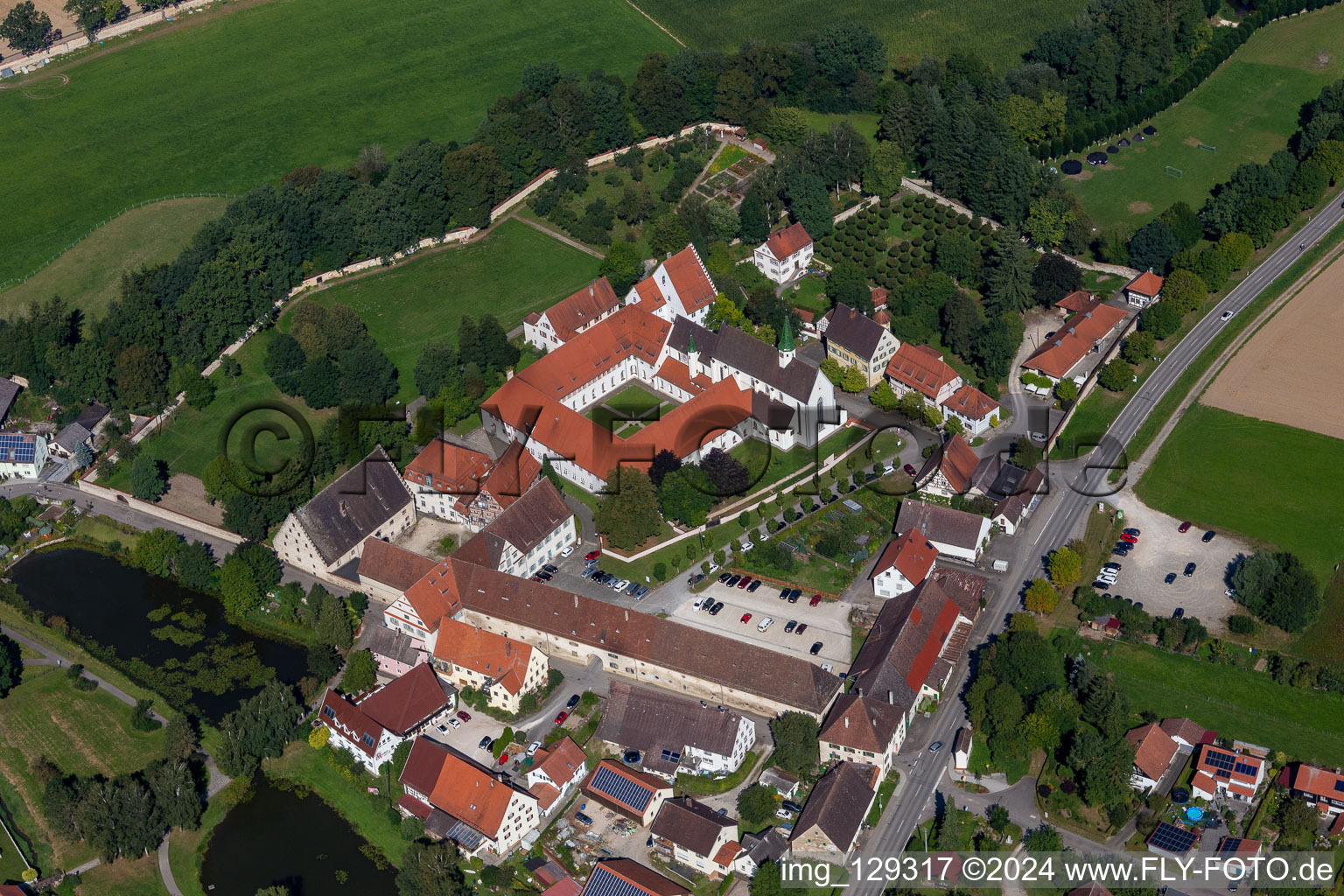 Vue aérienne de St. Anna-Münster, centre de conférence monastère Heiligkreuztal à le quartier Heiligkreuztal in Altheim dans le département Bade-Wurtemberg, Allemagne