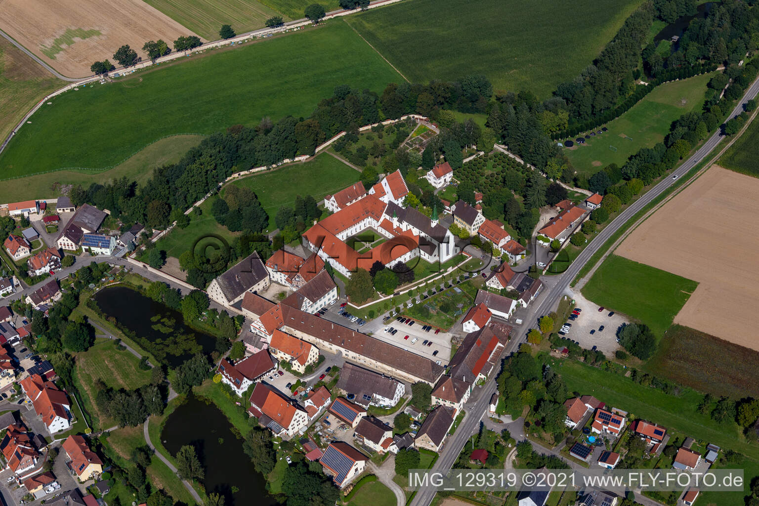 Photographie aérienne de Cathédrale Sainte-Anne, centre de conférence du monastère de Heiligkreuztal à Altheim dans le département Bade-Wurtemberg, Allemagne