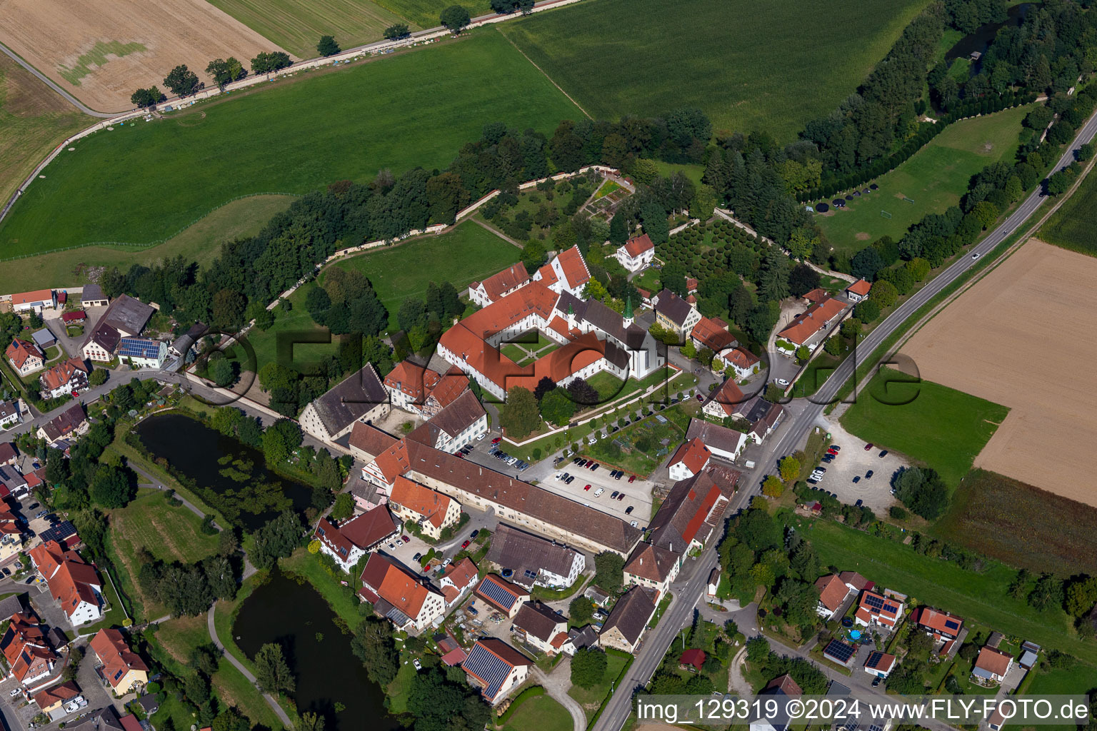 Photographie aérienne de St. Anna-Münster, centre de conférence monastère Heiligkreuztal à le quartier Heiligkreuztal in Altheim dans le département Bade-Wurtemberg, Allemagne