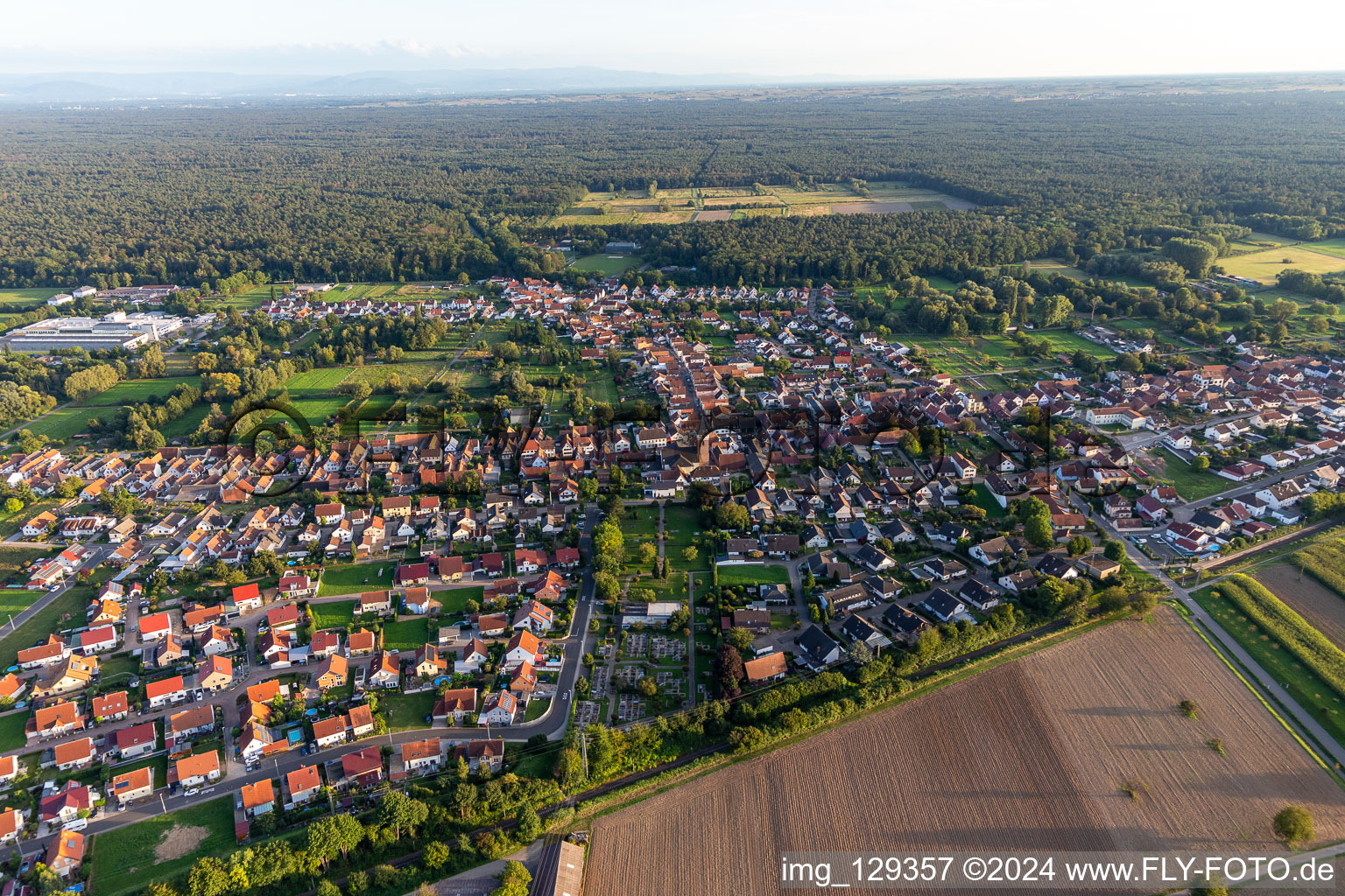 Vue aérienne de Église paroissiale de Saint-Léo à le quartier Schaidt in Wörth am Rhein dans le département Rhénanie-Palatinat, Allemagne