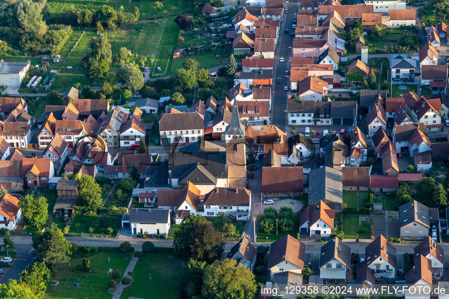 Vue aérienne de Église paroissiale de Saint-Léon à le quartier Schaidt in Wörth am Rhein dans le département Rhénanie-Palatinat, Allemagne